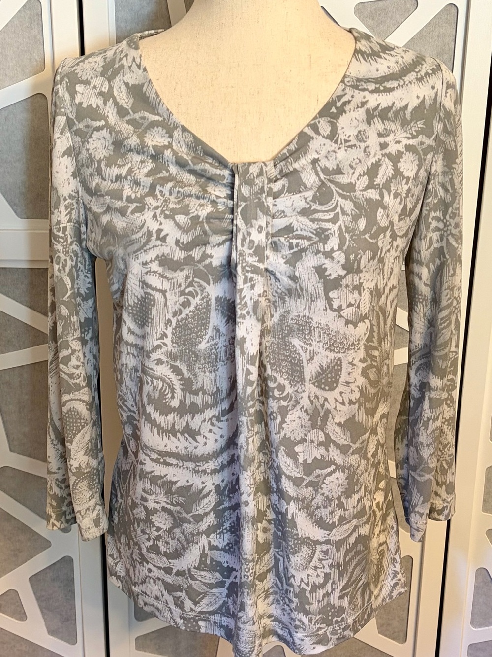 Chico's Gray and White Floral Pleat-Front 3/4” Sleeved Top